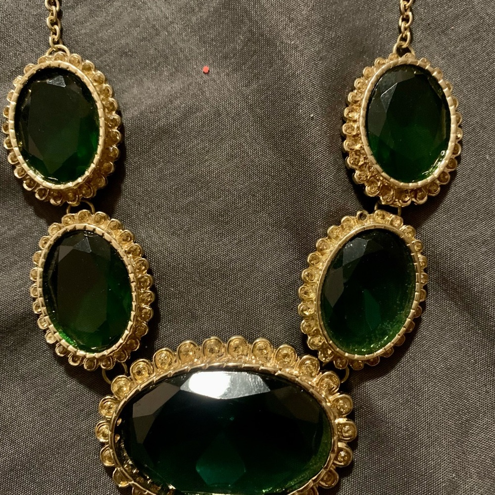 Elegant Gold and Green Necklace - Picture 2 of 4